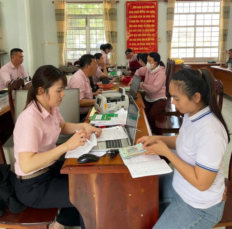 TÍN DỤNG CHÍNH SÁCH XÃ HỘI TẠI PHÒNG GIAO DỊCH NGÂN HÀNG CSXH ĐÔNG HÒA TIẾP TỤC ĐẾN VỚI NGƯỜI DÂN SAU BÃO SỐ 13